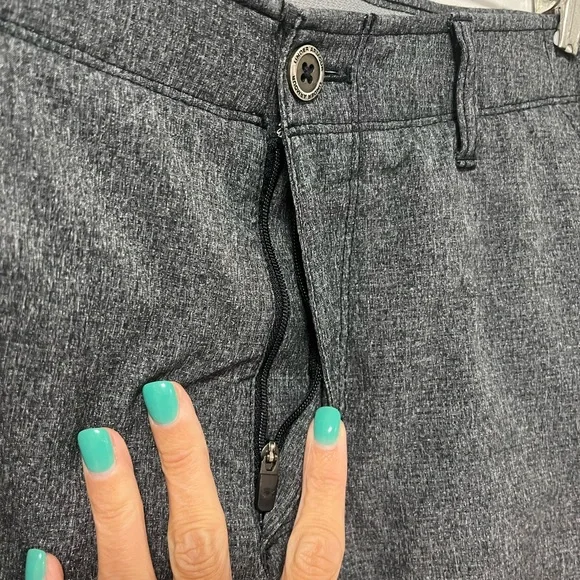 Like brand new Under Armor men’s loose shorts - Picture 3 of 6